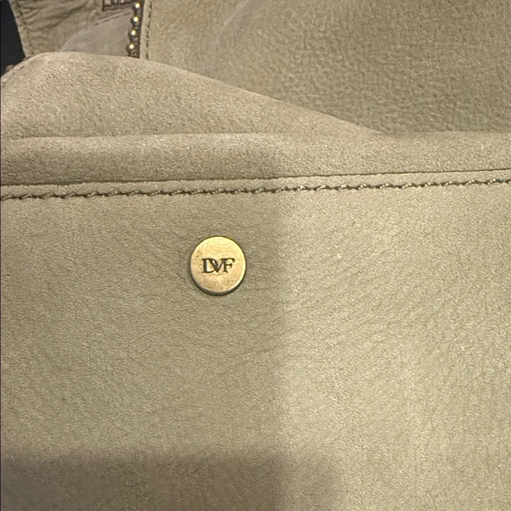 Diane Von Furstenberg. Elegant Army Green Handbag - Picture 8 of 10